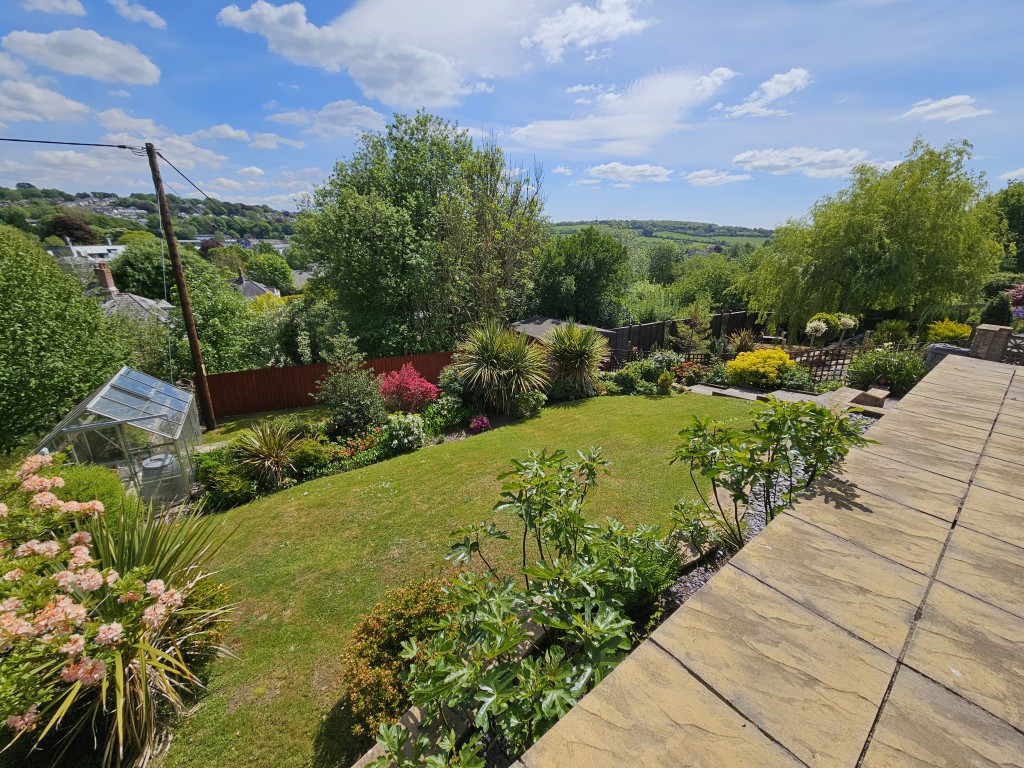 Lot: 46 - LINK-DETACHED HOUSE WITH VIEWS IN A POPULAR LOCATION - Garden